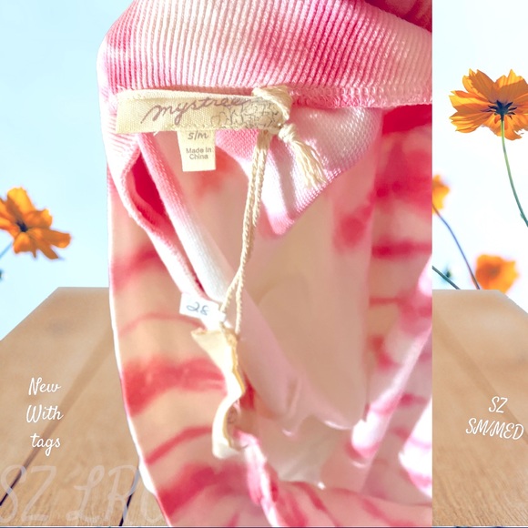 NWT MYSTEREE BRAND UNIQUE TOP, open v-neck front with twist at bottom center, - Picture 7 of 15